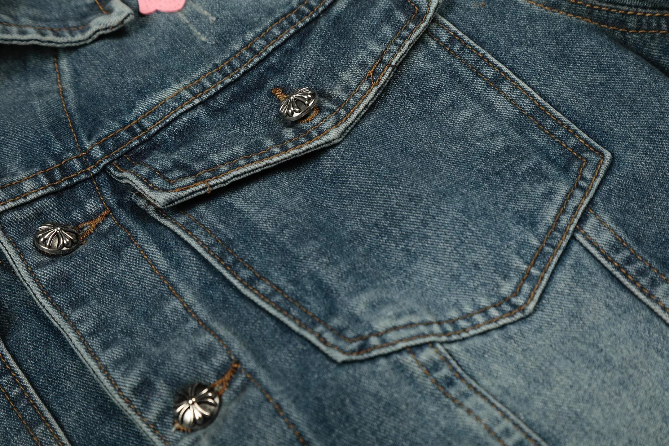 P270 💰 Chrome Hearts Chrome Hearts leather cross patch color leather embroidered shirt denim jacket OS version can be worn by both men and women! The fabric is made of twill gauze cotton fabric! The texture is clear and smooth, not easy to wrinkle or fade! The embroidery process is complex and repetitive. There are more than 20 leather labels. It takes 6 repeated embroidery steps to complete the back body. The requirements for the embroidery machine are very strict, and the distance is 45 cm! It won’t work if the spacing is too big, and it won’t work if it’s too small! We make clothes with care, and every detail must be restored one to one! The hardware is all carved and cast, and they are all genuine from the original factory! This piece of clothing consumes a lot of material, with more than 3 meters of material used for one piece of clothing! After the garment is made, it needs to be fixed at high temperature, washed at a water temperature of more than 70 degrees, and softened by adding softener to make the upper body softer and smoother! There is a flap on the sleeve that can be stored into short sleeves! Adapt it to that understanding Color: Blue Size: S-M-L-XL